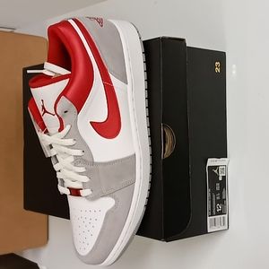 Jordan 1 Low SE Smoke & Gym Red